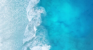 蔚蓝海面的白色浪花