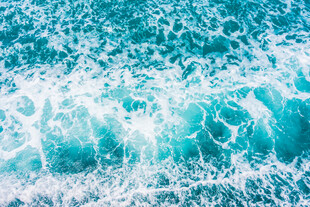 蓝色海浪翻滚的美丽景象