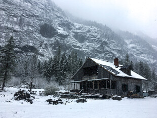 雪中山间小屋