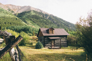 山间木屋旁的自行车风景