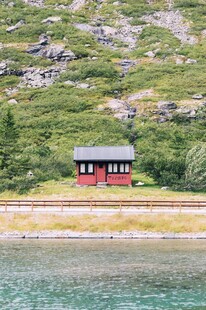 湖畔红屋青山环绕美景