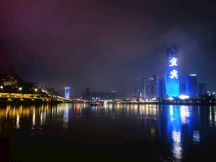 城市湖畔璀璨夜景