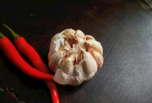 红辣椒与大蒜静物组合