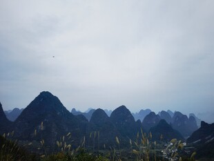 云雾缭绕的连绵山峰
