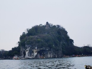 漓江孤峰屹立于碧水间