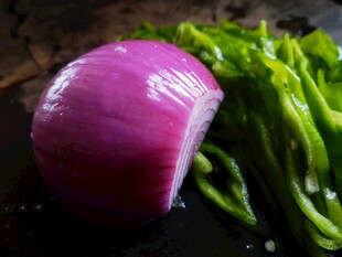 紫洋葱与青椒食材展示