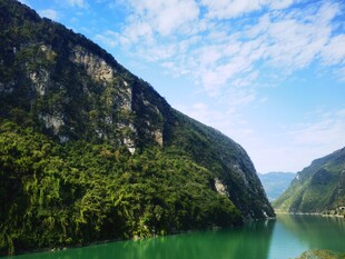 青山绿水间的秀丽江景