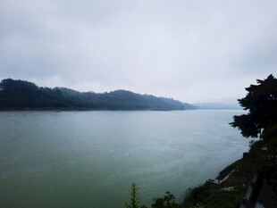 湖畔青山绿水景致