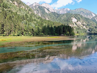 山间清澈湖泊美景