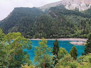 山间蓝湖美景