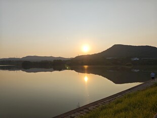 湖畔日落美景