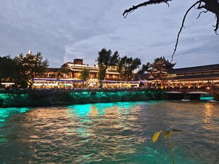 河畔夜景灯光璀璨映水波