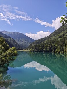 美丽静湖映山景