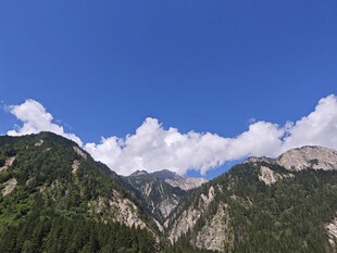 蓝天白云下的壮丽山峦