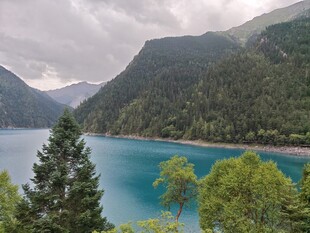 高山湖畔美景