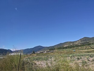 蓝天旷野中的连绵山脉