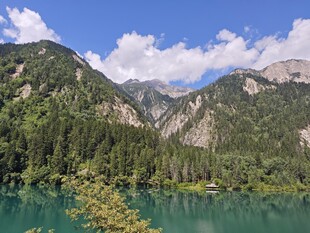 青山绿水间的静谧湖泊