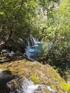 山间溪流瀑布自然美景