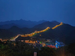 夜间远看八达岭长城