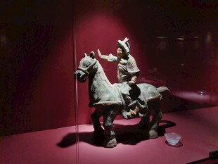 汉代青铜骑马俑展示