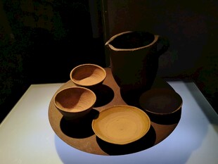 古代陶制容器组合展示