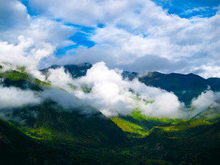 云雾缭绕的壮美山峦景色