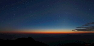 夜幕下壮丽的天际景观