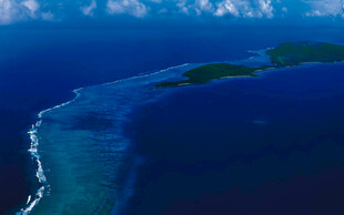 美丽海岛的蔚蓝海景
