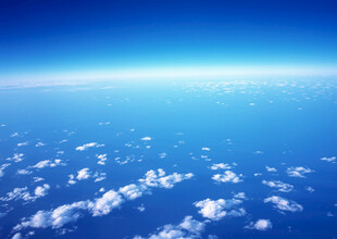 高空俯瞰蓝天与白云