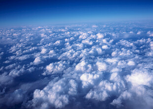 高空俯瞰壮丽云海景观