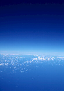 高空俯瞰蔚蓝云海景观