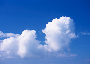 蓝天中的蓬松白云