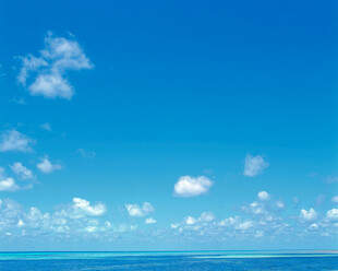 蓝天碧海悠然白云景致