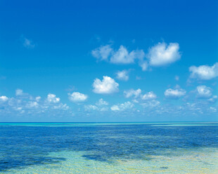 碧海蓝天的迷人海洋风光