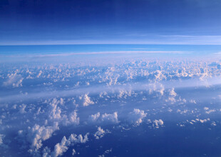 高空俯瞰壮丽云海景观