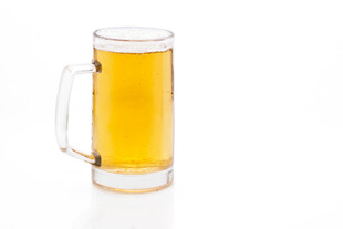 玻璃杯中装满的金黄啤酒