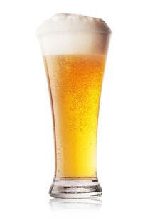满溢泡沫的金黄啤酒杯