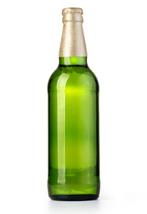 绿色玻璃啤酒瓶特写