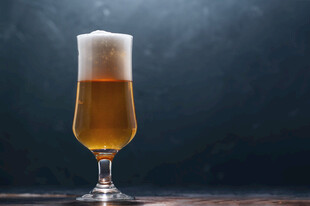 高脚杯中的泡沫啤酒