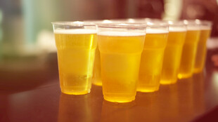 一排金黄啤酒杯