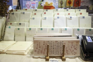 佛具用品店陈列的多样佛具