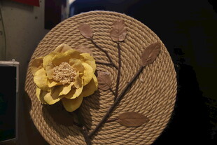 编织盘上的黄色花朵装饰