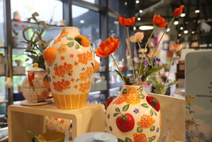 多彩花瓶与娇艳花卉展示