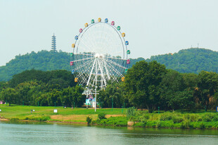 湖畔摩天轮与青山美景