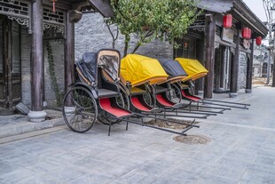 古巷中的人力黄包车