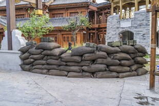 户外沙袋堆砌的防护场景