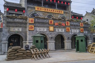 沂州古城中式古建筑前的军事场景