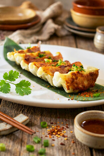 美味烤物摆于盘上