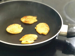 锅中煎制的金黄食物