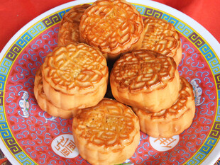 传统美味月饼摆于盘中